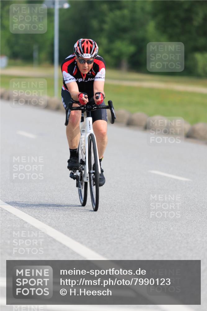 15.06.2025 - 27. Vierlanden-Triathlon H.Heesch http://msf.ph/oto/7990123 15.06.2025 09:45:37 Radfahren 214, 231 meine-sportfotos.de
