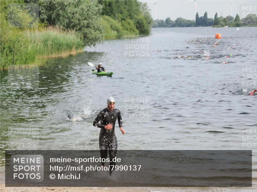 21.06.2025 - 27. Vierlanden-Triathlon MichiJ http://msf.ph/oto/7990137 15.06.2026 09:52:55 Schwimmen 328 meine-sportfotos.de