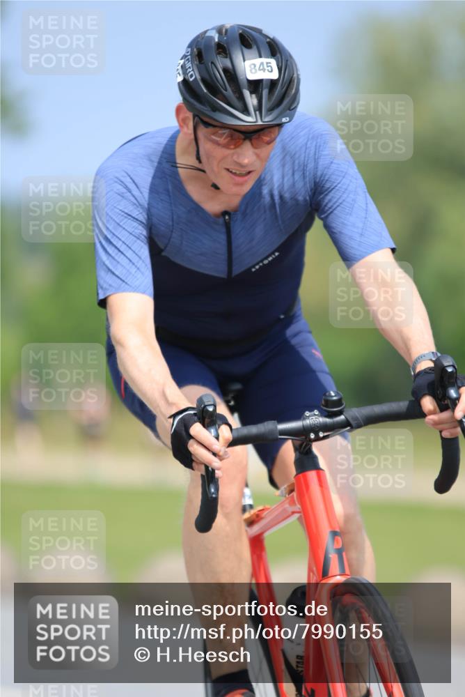 21.06.2025 - 27. Vierlanden-Triathlon H.Heesch http://msf.ph/oto/7990155 15.06.2025 11:49:42 Radfahren 810, 828, 845 meine-sportfotos.de