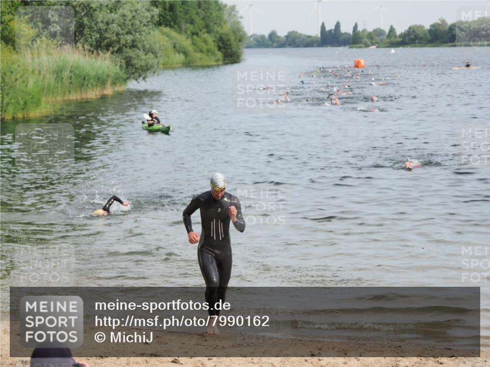 21.06.2025 - 27. Vierlanden-Triathlon MichiJ http://msf.ph/oto/7990162 15.06.2026 09:52:56 Schwimmen 328 meine-sportfotos.de