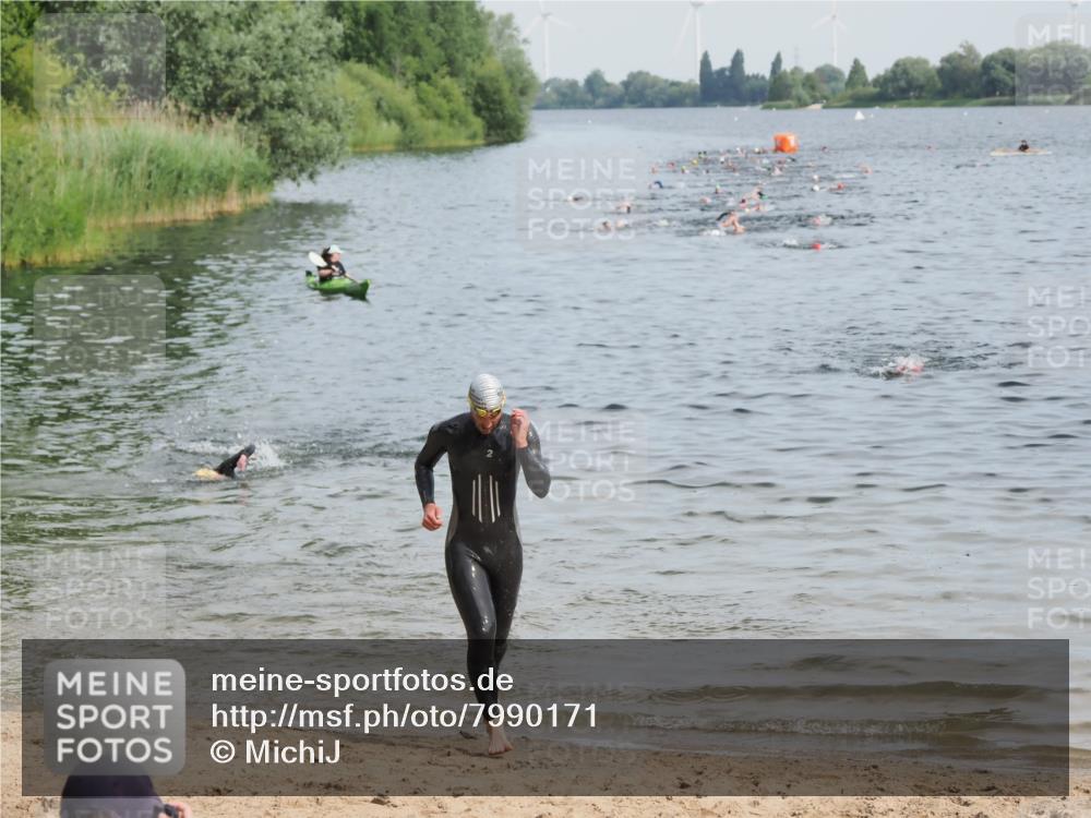 21.06.2025 - 27. Vierlanden-Triathlon MichiJ http://msf.ph/oto/7990171 15.06.2026 09:52:56 Schwimmen 328 meine-sportfotos.de