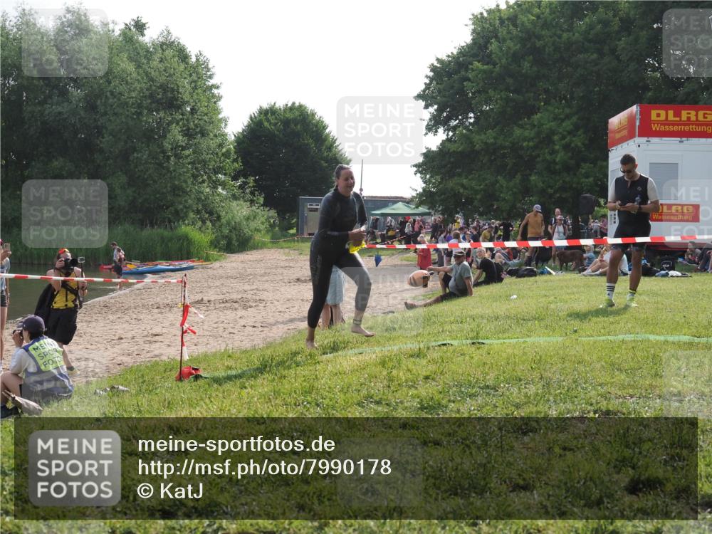 15.06.2025 - 27. Vierlanden-Triathlon KatJ http://msf.ph/oto/7990178 15.06.2025 09:10:22 Schwimmen 213, 250 meine-sportfotos.de