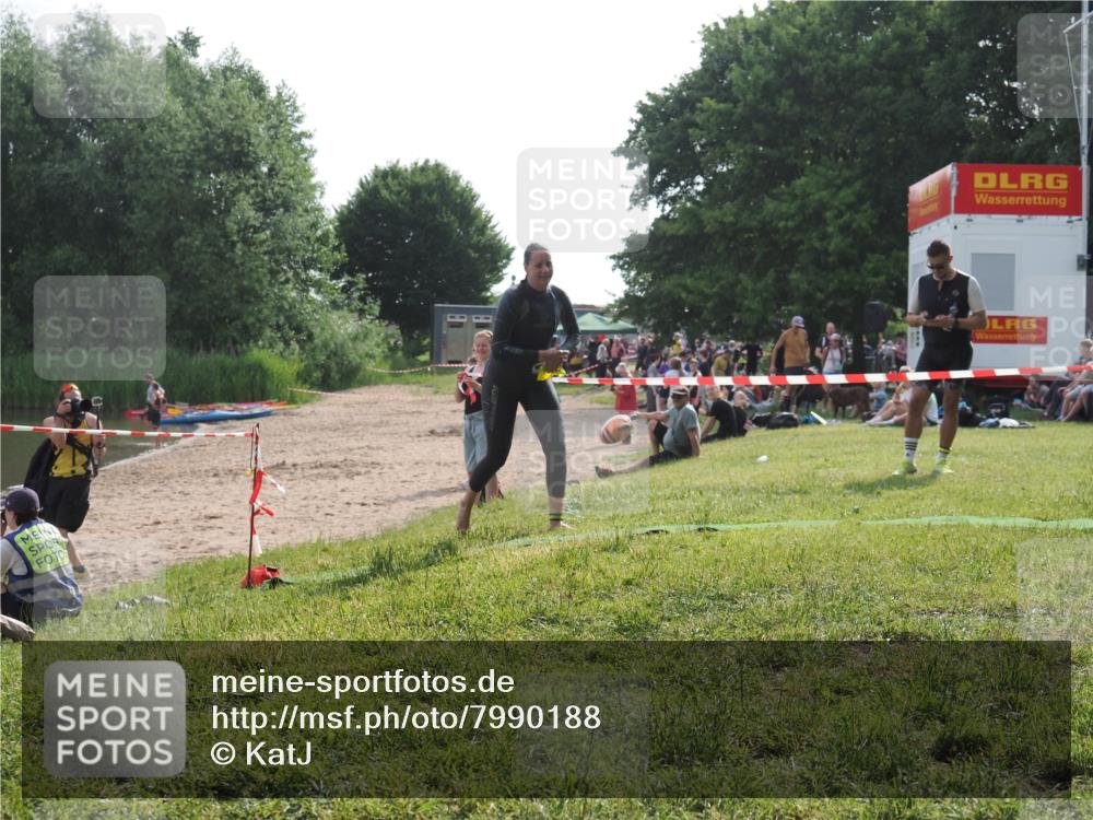 15.06.2025 - 27. Vierlanden-Triathlon KatJ http://msf.ph/oto/7990188 15.06.2025 09:10:22 Schwimmen 213, 250 meine-sportfotos.de