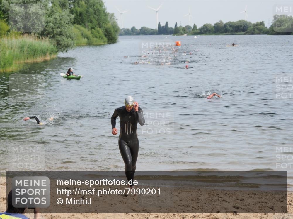 21.06.2025 - 27. Vierlanden-Triathlon MichiJ http://msf.ph/oto/7990201 15.06.2026 09:52:57 Schwimmen 328 meine-sportfotos.de