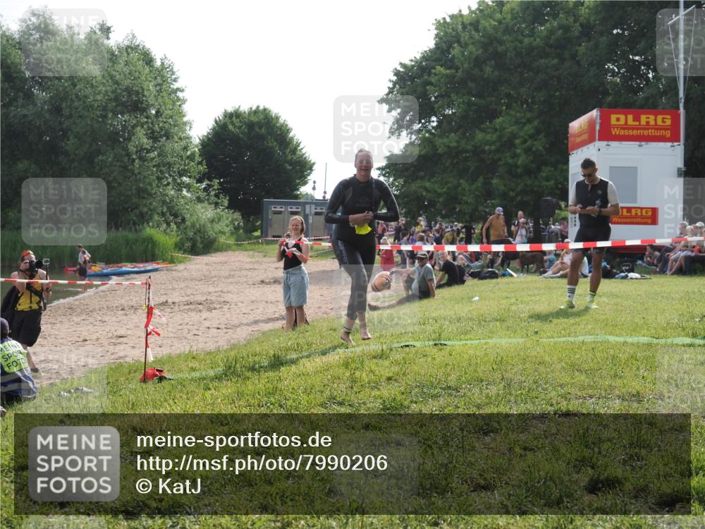 15.06.2025 - 27. Vierlanden-Triathlon KatJ http://msf.ph/oto/7990206 15.06.2025 09:10:22 Schwimmen 213, 250 meine-sportfotos.de