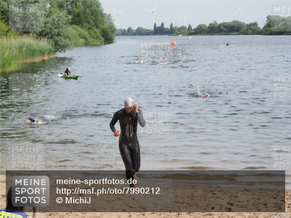 21.06.2025 - 27. Vierlanden-Triathlon MichiJ http://msf.ph/oto/7990212 15.06.2026 09:52:57 Schwimmen 328 meine-sportfotos.de