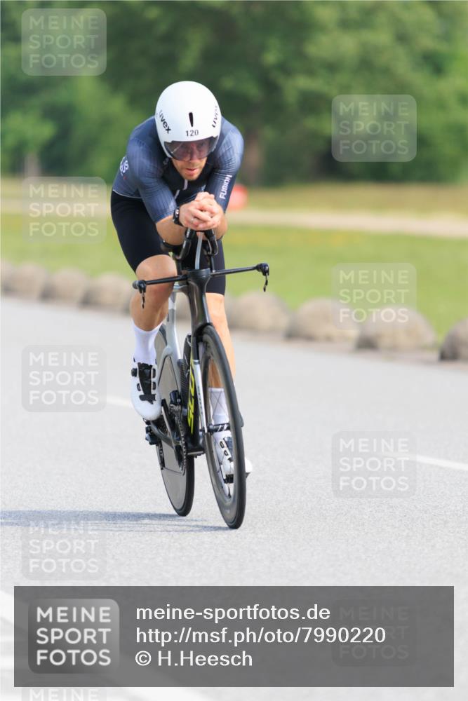 15.06.2025 - 27. Vierlanden-Triathlon H.Heesch http://msf.ph/oto/7990220 15.06.2025 09:46:31 Radfahren 120 meine-sportfotos.de