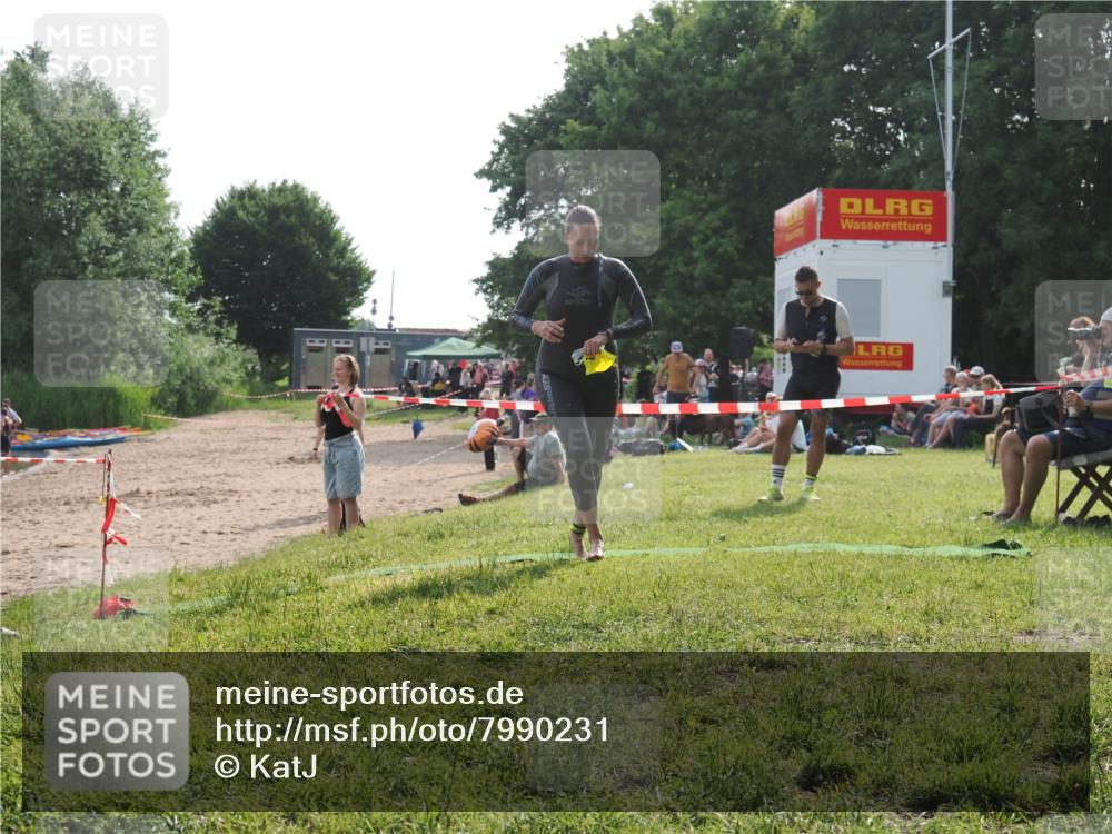 15.06.2025 - 27. Vierlanden-Triathlon KatJ http://msf.ph/oto/7990231 15.06.2025 09:10:23 Schwimmen 213, 218, 250 meine-sportfotos.de