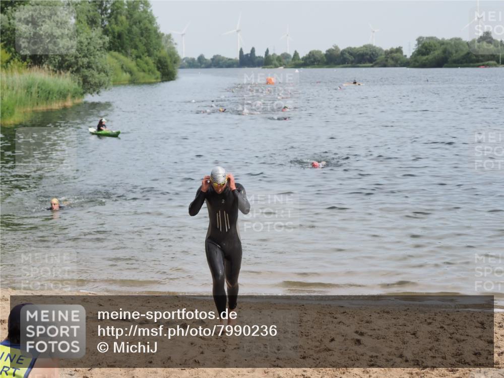 21.06.2025 - 27. Vierlanden-Triathlon MichiJ http://msf.ph/oto/7990236 15.06.2026 09:52:57 Schwimmen 328 meine-sportfotos.de