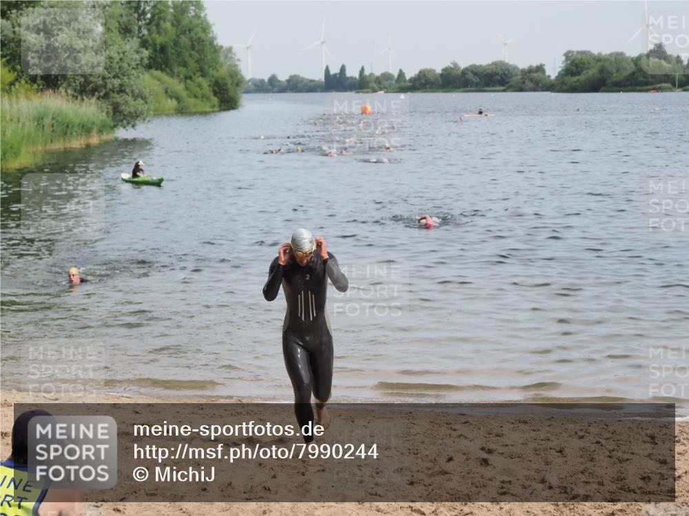 21.06.2025 - 27. Vierlanden-Triathlon MichiJ http://msf.ph/oto/7990244 15.06.2026 09:52:57 Schwimmen 328 meine-sportfotos.de