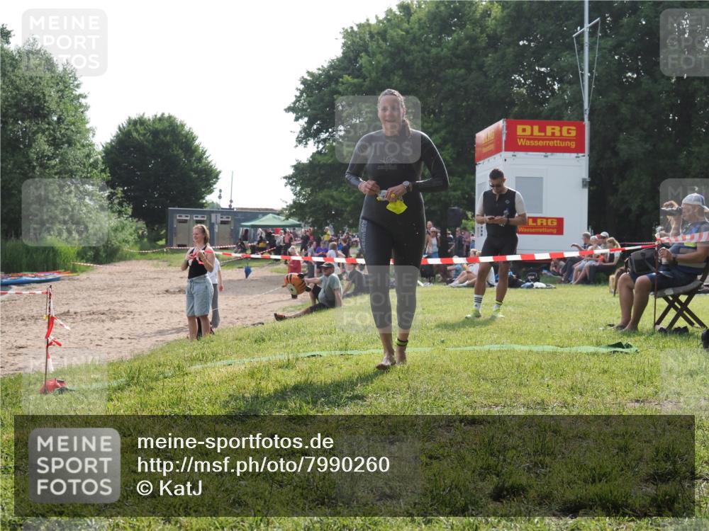 15.06.2025 - 27. Vierlanden-Triathlon KatJ http://msf.ph/oto/7990260 15.06.2025 09:10:23 Schwimmen 213, 218, 250 meine-sportfotos.de