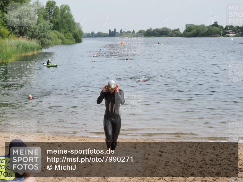 21.06.2025 - 27. Vierlanden-Triathlon MichiJ http://msf.ph/oto/7990271 15.06.2026 09:52:58 Schwimmen 328 meine-sportfotos.de