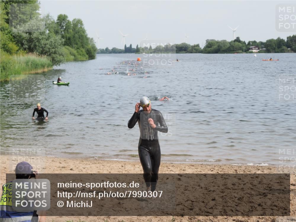 21.06.2025 - 27. Vierlanden-Triathlon MichiJ http://msf.ph/oto/7990307 15.06.2026 09:52:59 Schwimmen 328 meine-sportfotos.de