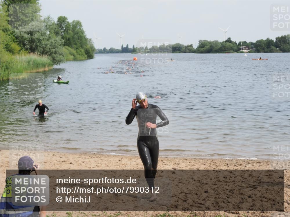 21.06.2025 - 27. Vierlanden-Triathlon MichiJ http://msf.ph/oto/7990312 15.06.2026 09:52:59 Schwimmen 328 meine-sportfotos.de