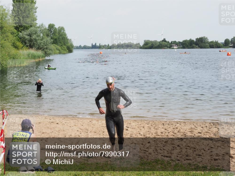 21.06.2025 - 27. Vierlanden-Triathlon MichiJ http://msf.ph/oto/7990317 15.06.2026 09:52:59 Schwimmen 328 meine-sportfotos.de