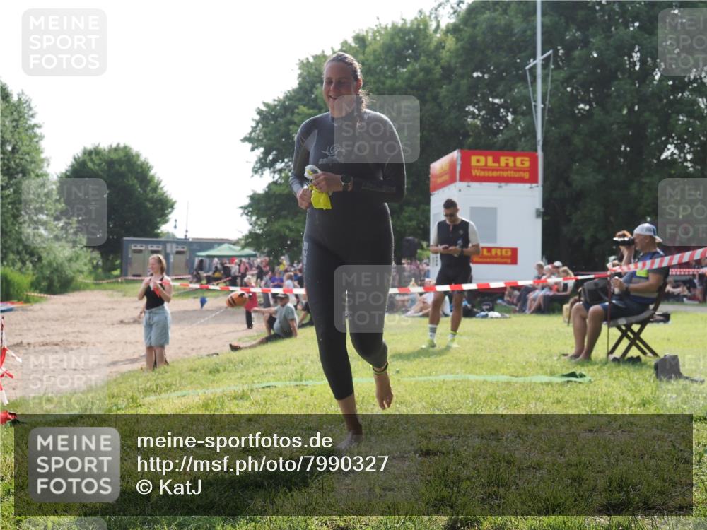15.06.2025 - 27. Vierlanden-Triathlon KatJ http://msf.ph/oto/7990327 15.06.2025 09:10:24 Schwimmen 213, 218, 250 meine-sportfotos.de
