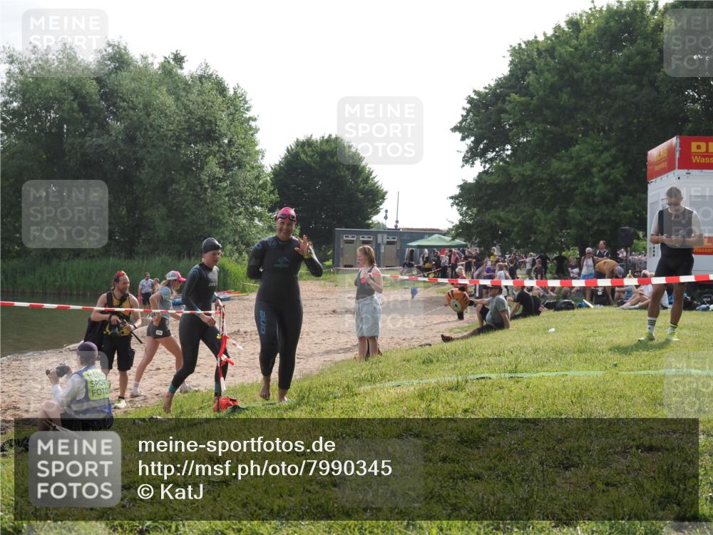15.06.2025 - 27. Vierlanden-Triathlon KatJ http://msf.ph/oto/7990345 15.06.2025 09:10:27 Schwimmen 213, 218, 250 meine-sportfotos.de