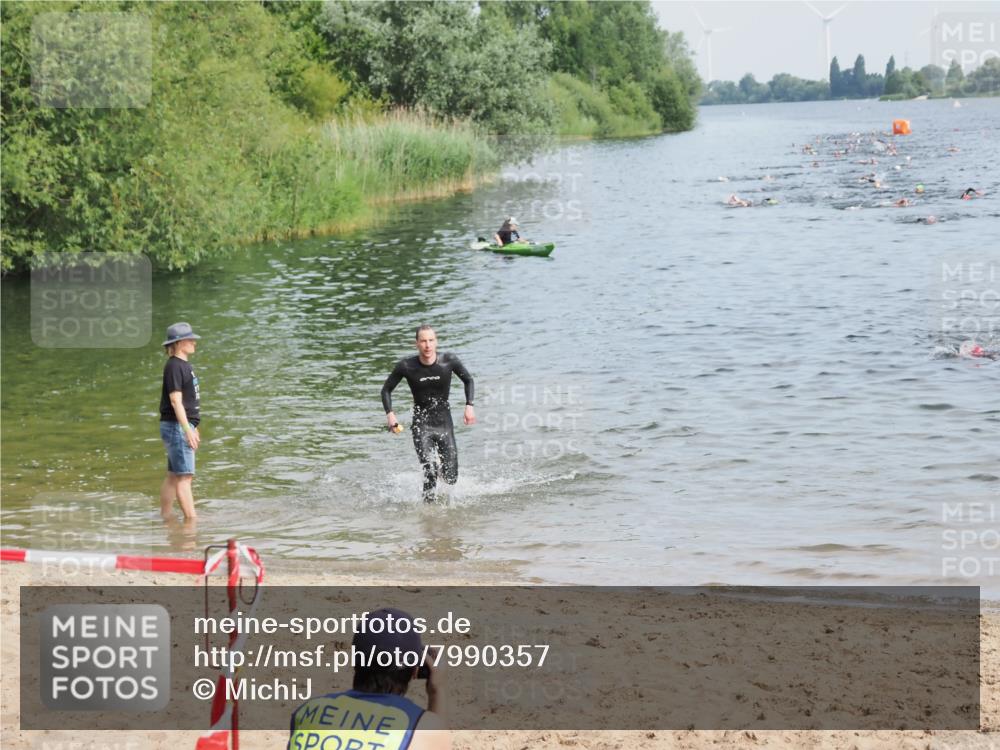21.06.2025 - 27. Vierlanden-Triathlon MichiJ http://msf.ph/oto/7990357 15.06.2026 09:53:04 Schwimmen 265, 328 meine-sportfotos.de