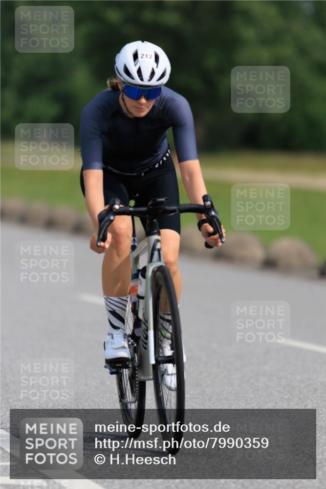 15.06.2025 - 27. Vierlanden-Triathlon H.Heesch http://msf.ph/oto/7990359 15.06.2025 09:47:03 Radfahren 61, 212, 242 meine-sportfotos.de