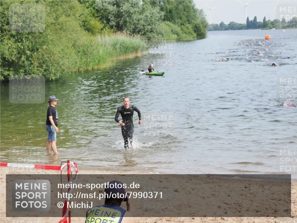 21.06.2025 - 27. Vierlanden-Triathlon MichiJ http://msf.ph/oto/7990371 15.06.2026 09:53:04 Schwimmen 265, 328 meine-sportfotos.de