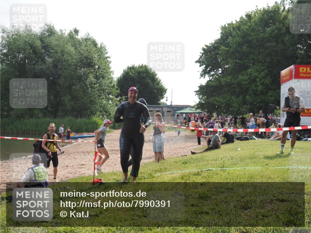 15.06.2025 - 27. Vierlanden-Triathlon KatJ http://msf.ph/oto/7990391 15.06.2025 09:10:28 Schwimmen 213, 218, 250 meine-sportfotos.de
