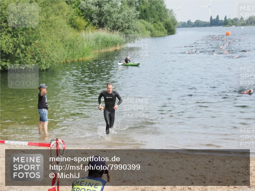 21.06.2025 - 27. Vierlanden-Triathlon MichiJ http://msf.ph/oto/7990399 15.06.2026 09:53:05 Schwimmen 265, 328 meine-sportfotos.de