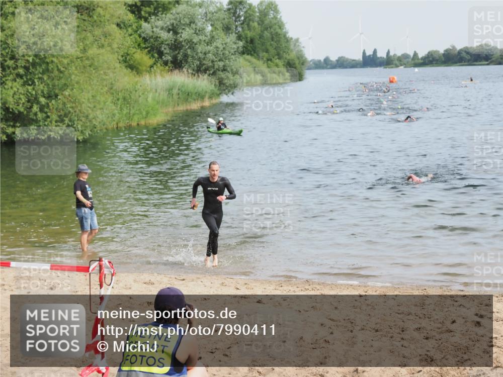 21.06.2025 - 27. Vierlanden-Triathlon MichiJ http://msf.ph/oto/7990411 15.06.2026 09:53:05 Schwimmen 265, 328 meine-sportfotos.de
