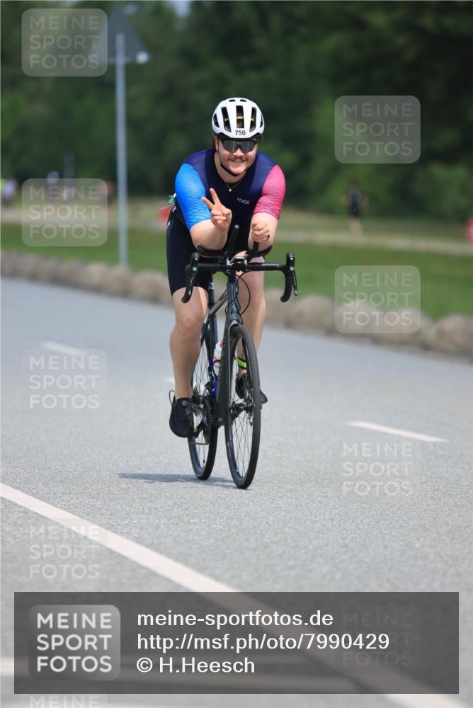 21.06.2025 - 27. Vierlanden-Triathlon H.Heesch http://msf.ph/oto/7990429 15.06.2025 11:50:45 Radfahren 750, 769 meine-sportfotos.de