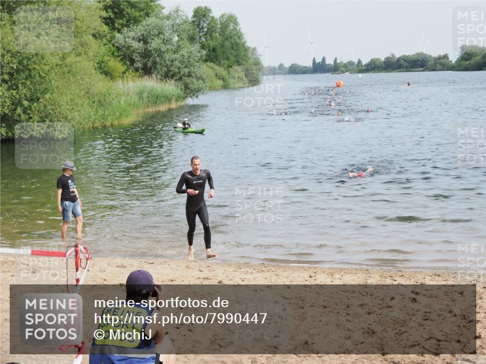 21.06.2025 - 27. Vierlanden-Triathlon MichiJ http://msf.ph/oto/7990447 15.06.2026 09:53:06 Schwimmen 265, 328 meine-sportfotos.de