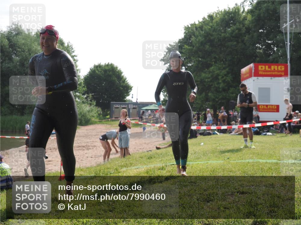 15.06.2025 - 27. Vierlanden-Triathlon KatJ http://msf.ph/oto/7990460 15.06.2025 09:10:30 Schwimmen 213, 218, 250 meine-sportfotos.de