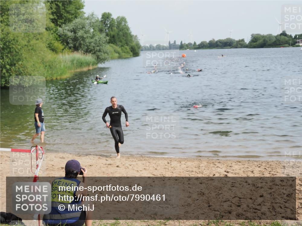 21.06.2025 - 27. Vierlanden-Triathlon MichiJ http://msf.ph/oto/7990461 15.06.2026 09:53:06 Schwimmen 265, 328 meine-sportfotos.de