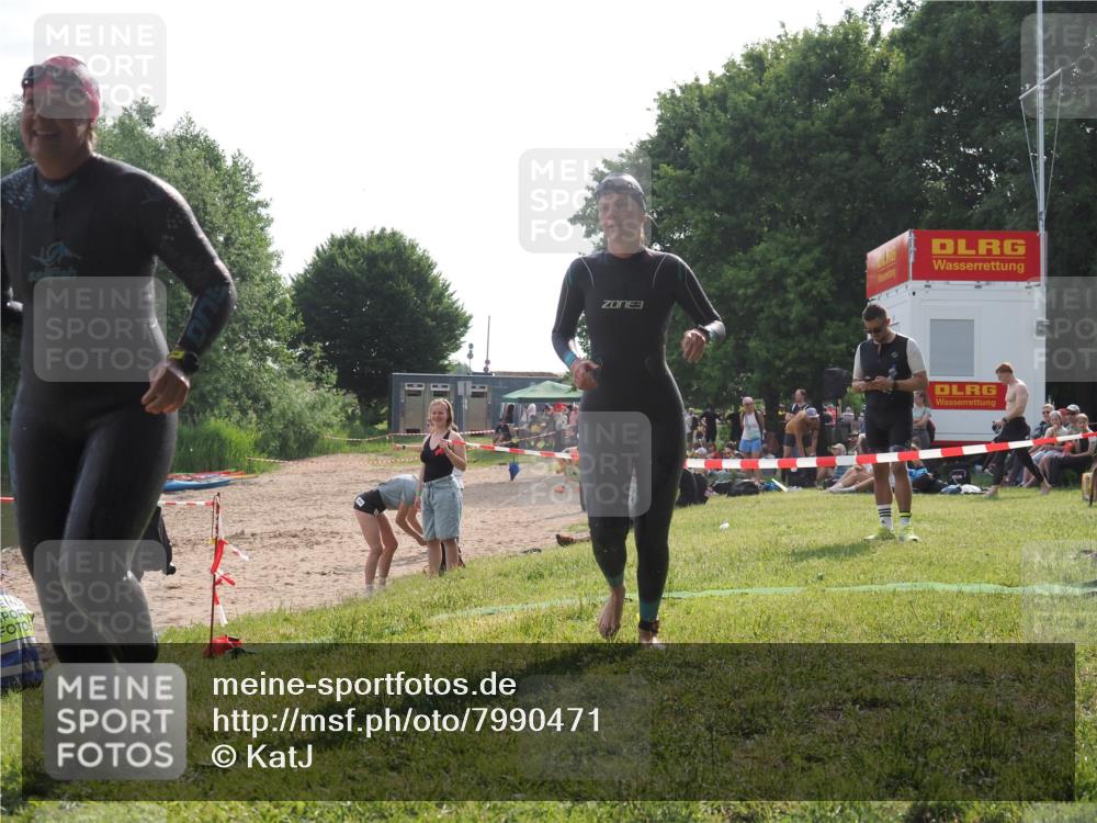 15.06.2025 - 27. Vierlanden-Triathlon KatJ http://msf.ph/oto/7990471 15.06.2025 09:10:31 Schwimmen 213, 218, 250 meine-sportfotos.de