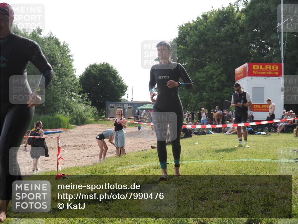 15.06.2025 - 27. Vierlanden-Triathlon KatJ http://msf.ph/oto/7990476 15.06.2025 09:10:31 Schwimmen 213, 218, 250 meine-sportfotos.de