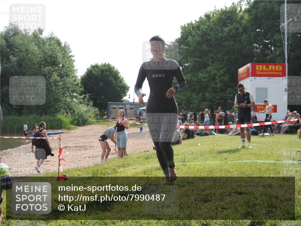 15.06.2025 - 27. Vierlanden-Triathlon KatJ http://msf.ph/oto/7990487 15.06.2025 09:10:31 Schwimmen 213, 218, 250 meine-sportfotos.de