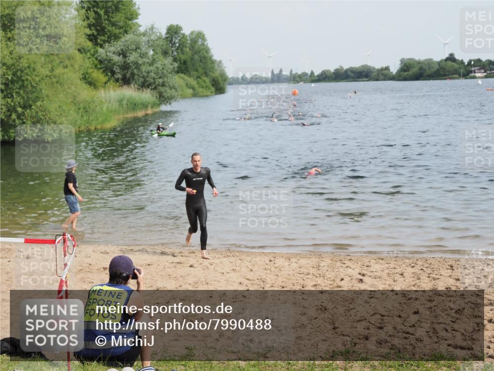 21.06.2025 - 27. Vierlanden-Triathlon MichiJ http://msf.ph/oto/7990488 15.06.2026 09:53:06 Schwimmen 265, 328 meine-sportfotos.de