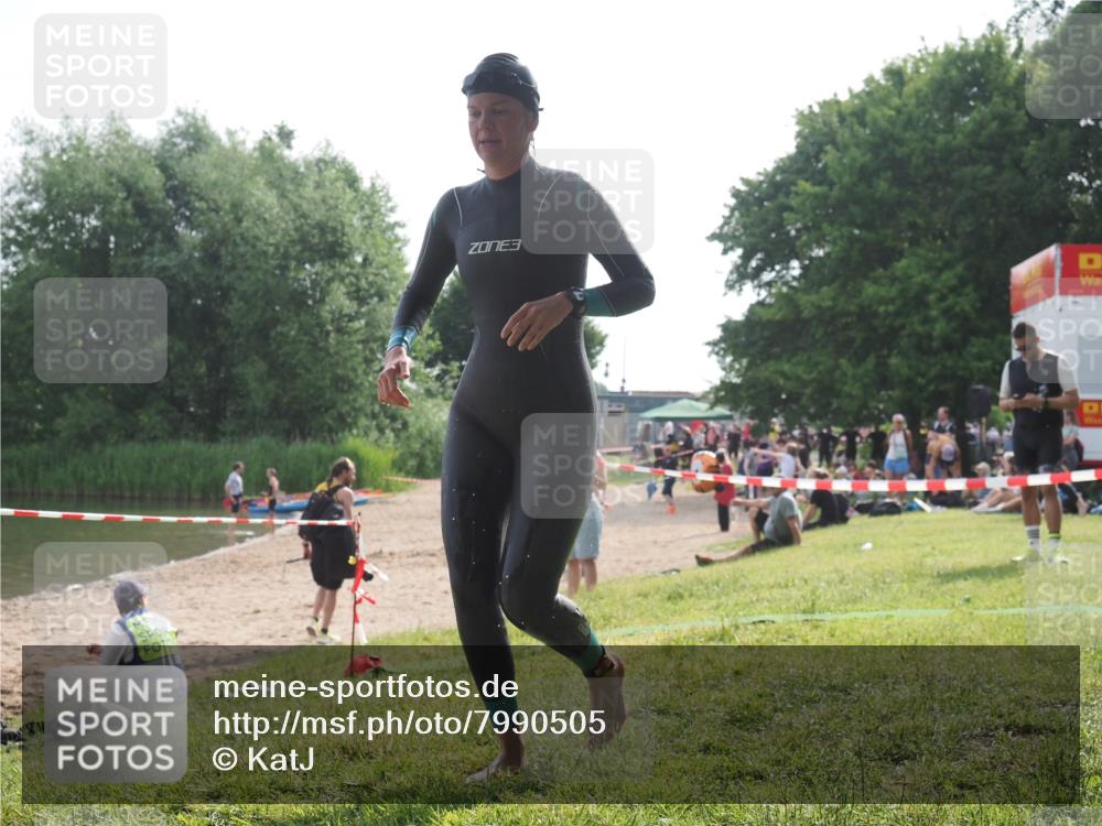 15.06.2025 - 27. Vierlanden-Triathlon KatJ http://msf.ph/oto/7990505 15.06.2025 09:10:32 Schwimmen 213, 218, 250 meine-sportfotos.de