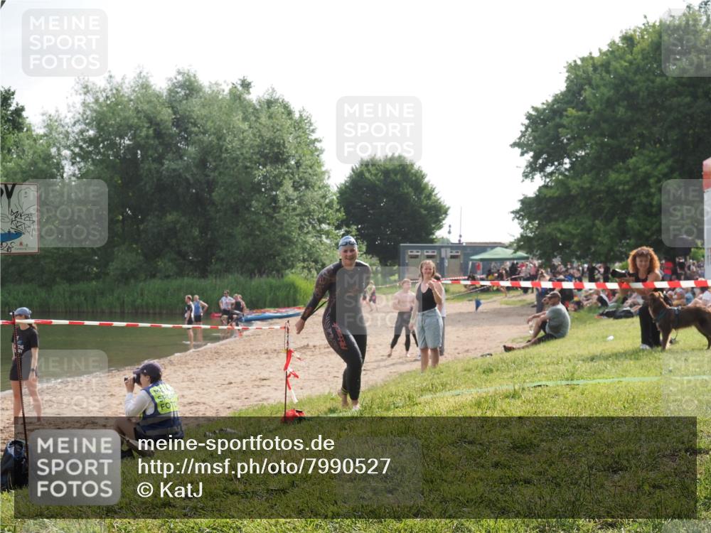 15.06.2025 - 27. Vierlanden-Triathlon KatJ http://msf.ph/oto/7990527 15.06.2025 09:11:55 Schwimmen 229, 245 meine-sportfotos.de