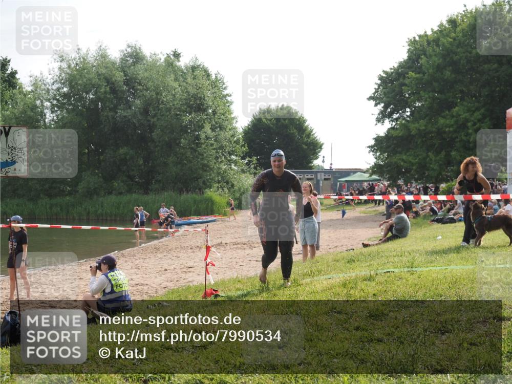 15.06.2025 - 27. Vierlanden-Triathlon KatJ http://msf.ph/oto/7990534 15.06.2025 09:11:55 Schwimmen 229, 245 meine-sportfotos.de