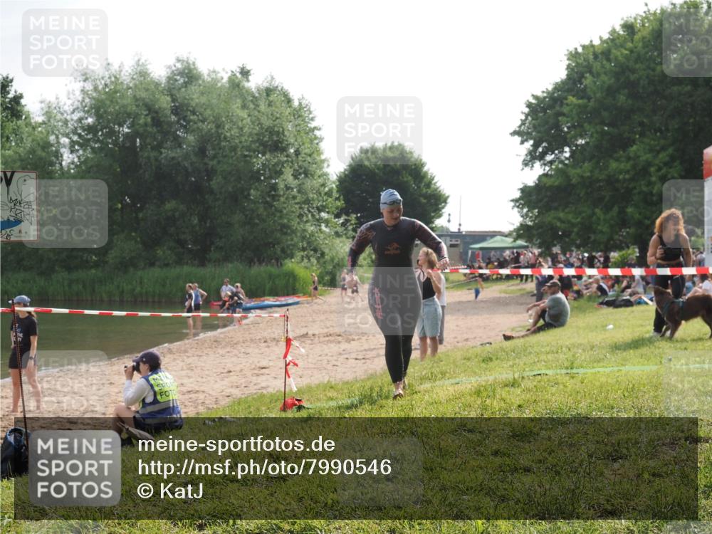 15.06.2025 - 27. Vierlanden-Triathlon KatJ http://msf.ph/oto/7990546 15.06.2025 09:11:56 Schwimmen 229, 245 meine-sportfotos.de