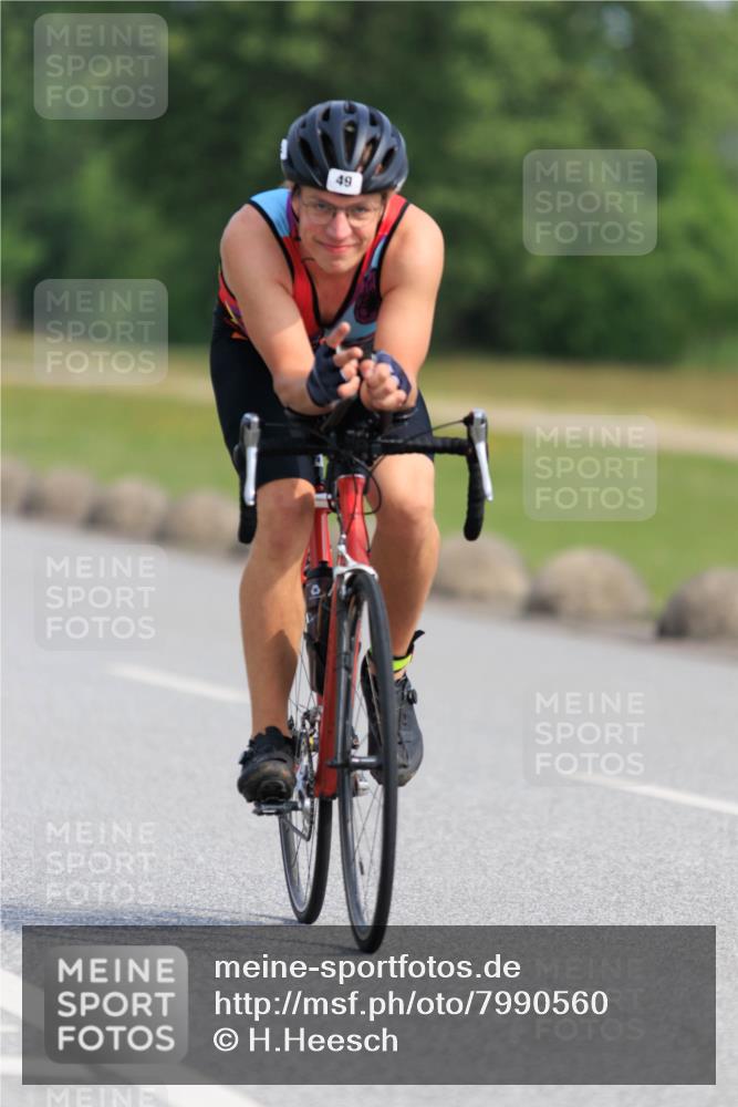 15.06.2025 - 27. Vierlanden-Triathlon H.Heesch http://msf.ph/oto/7990560 15.06.2025 09:48:42 Radfahren 49, 73, 94, 159, 247 meine-sportfotos.de