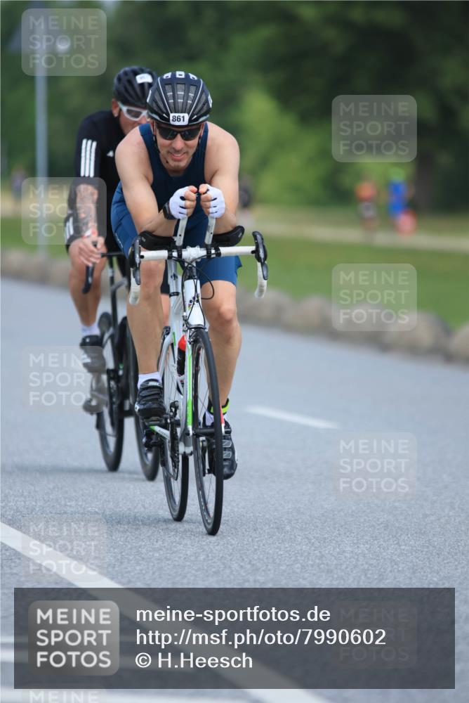 21.06.2025 - 27. Vierlanden-Triathlon H.Heesch http://msf.ph/oto/7990602 15.06.2025 11:52:25 Radfahren 856, 861, 951 meine-sportfotos.de