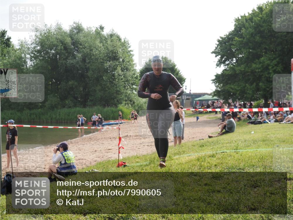 15.06.2025 - 27. Vierlanden-Triathlon KatJ http://msf.ph/oto/7990605 15.06.2025 09:11:57 Schwimmen 229, 245 meine-sportfotos.de