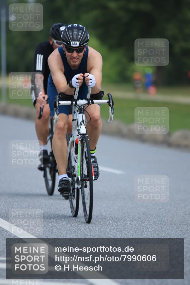 21.06.2025 - 27. Vierlanden-Triathlon H.Heesch http://msf.ph/oto/7990606 15.06.2025 11:52:25 Radfahren 856, 861, 951 meine-sportfotos.de