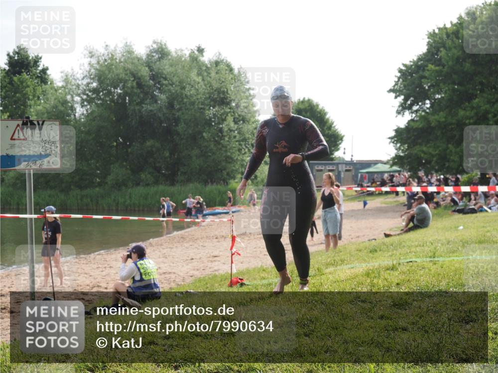 15.06.2025 - 27. Vierlanden-Triathlon KatJ http://msf.ph/oto/7990634 15.06.2025 09:11:57 Schwimmen 229, 245 meine-sportfotos.de