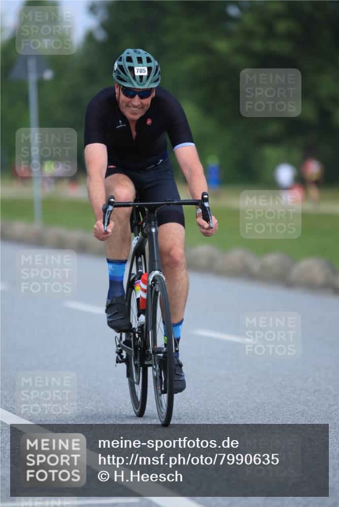 21.06.2025 - 27. Vierlanden-Triathlon H.Heesch http://msf.ph/oto/7990635 15.06.2025 11:52:37 Radfahren 201, 663, 672, 785, 789, 856, 963 meine-sportfotos.de