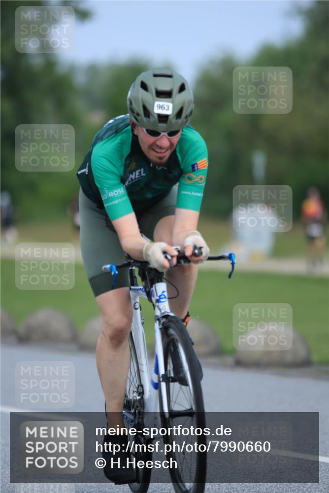 21.06.2025 - 27. Vierlanden-Triathlon H.Heesch http://msf.ph/oto/7990660 15.06.2025 11:52:42 Radfahren 201, 672, 789, 963 meine-sportfotos.de
