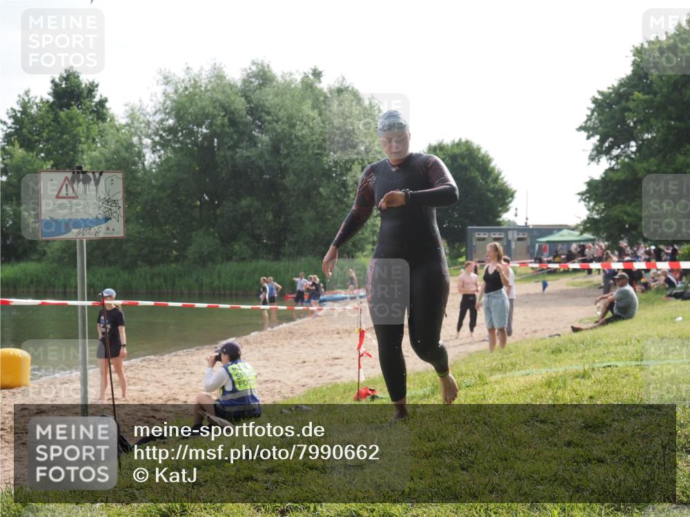 15.06.2025 - 27. Vierlanden-Triathlon KatJ http://msf.ph/oto/7990662 15.06.2025 09:11:57 Schwimmen 229, 245 meine-sportfotos.de