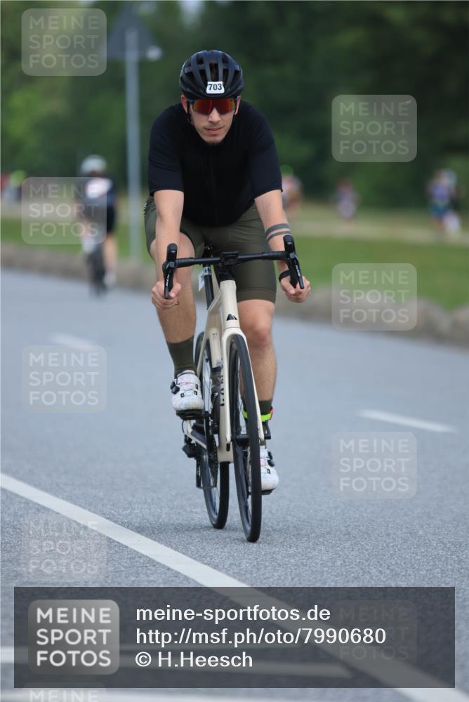 21.06.2025 - 27. Vierlanden-Triathlon H.Heesch http://msf.ph/oto/7990680 15.06.2025 11:52:52 Radfahren 703, 791, 801 meine-sportfotos.de