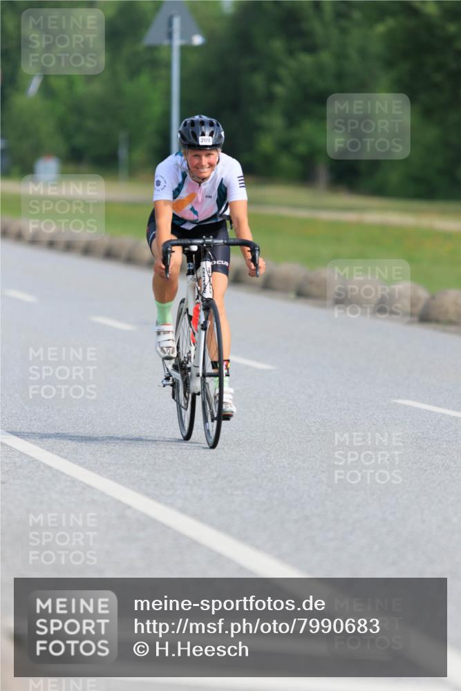 15.06.2025 - 27. Vierlanden-Triathlon H.Heesch http://msf.ph/oto/7990683 15.06.2025 09:50:08 Radfahren 209 meine-sportfotos.de