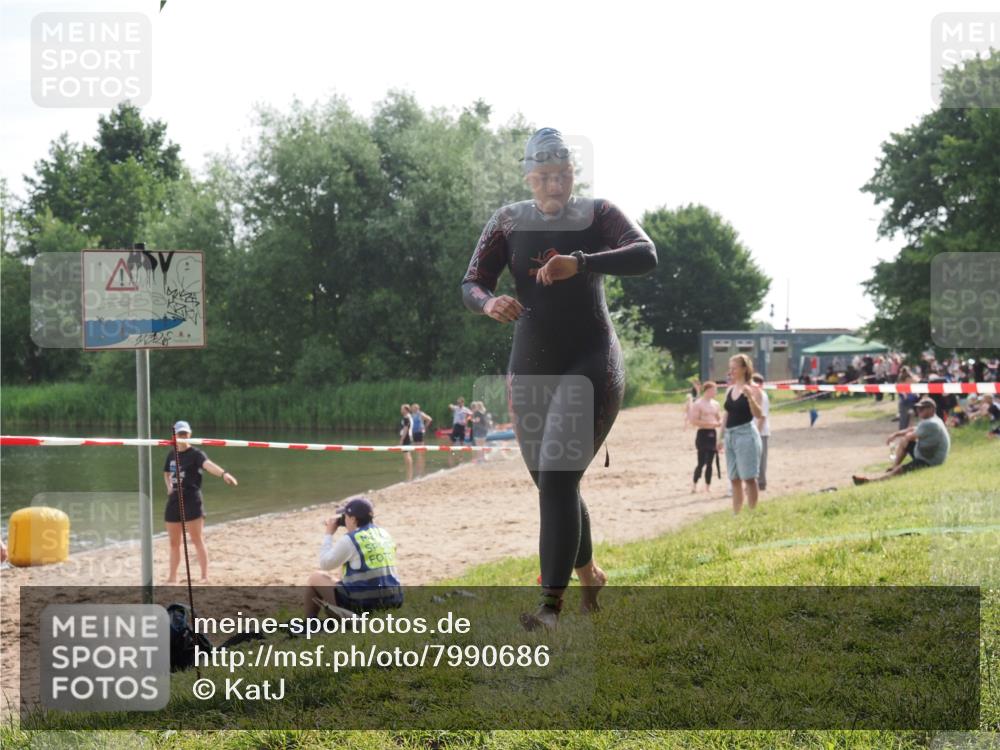 15.06.2025 - 27. Vierlanden-Triathlon KatJ http://msf.ph/oto/7990686 15.06.2025 09:11:57 Schwimmen 229, 245 meine-sportfotos.de
